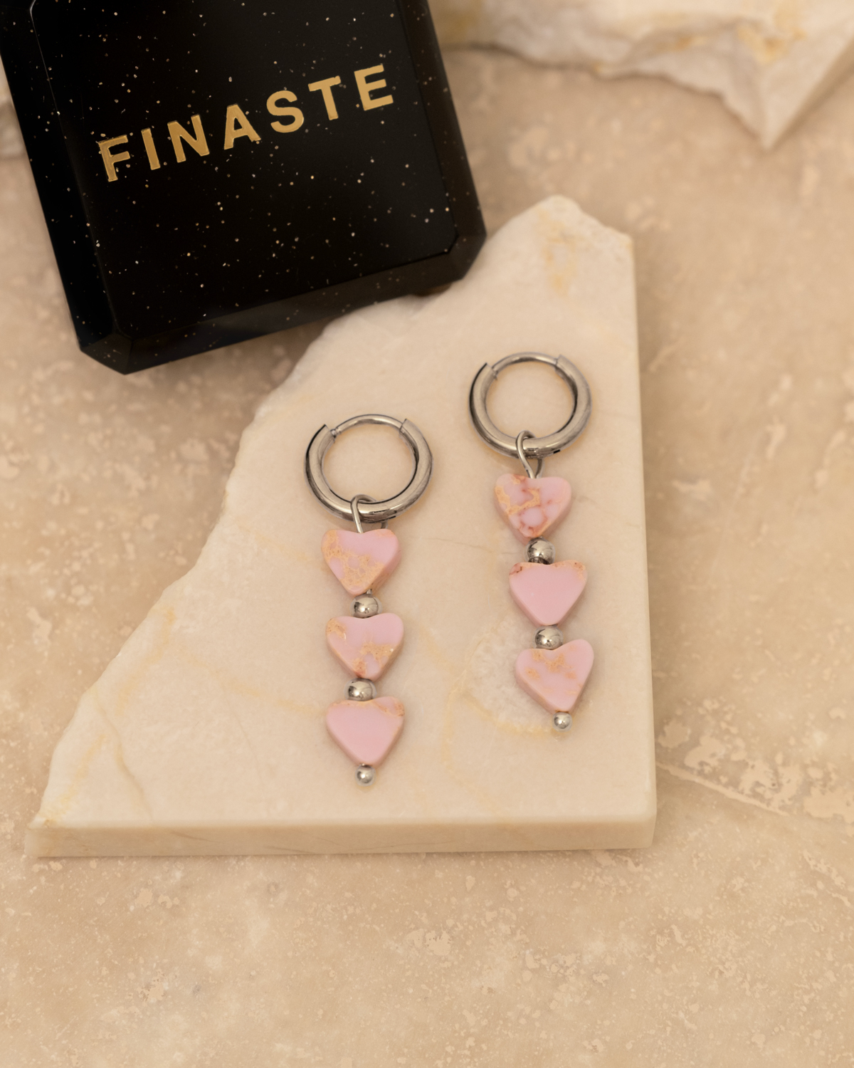 roze triple hartjes oorbellen met sieradendoosje