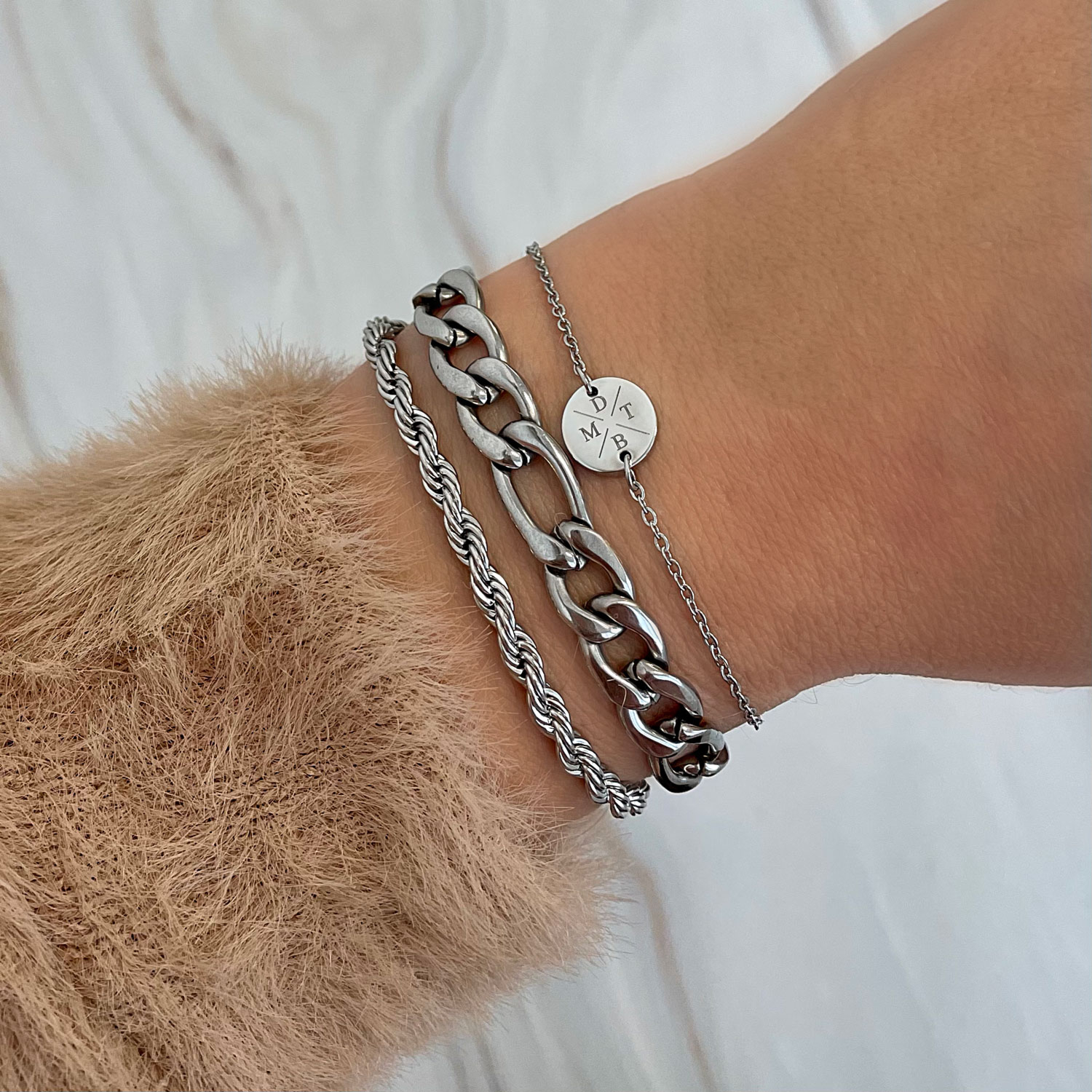 zilveren armbanden om pols vrouw