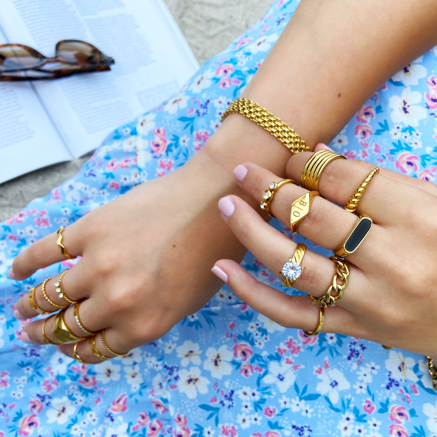 Mooie mix van gouden ringen op het strand
