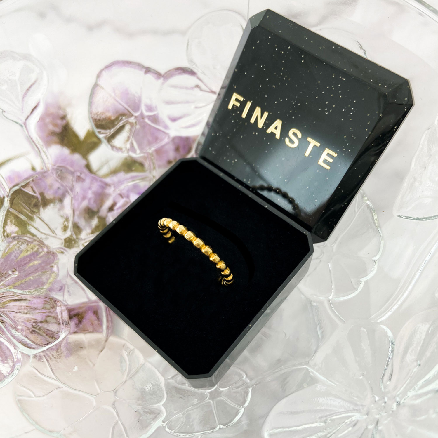 Shop de mooie ringen met bolletjes in het goud
