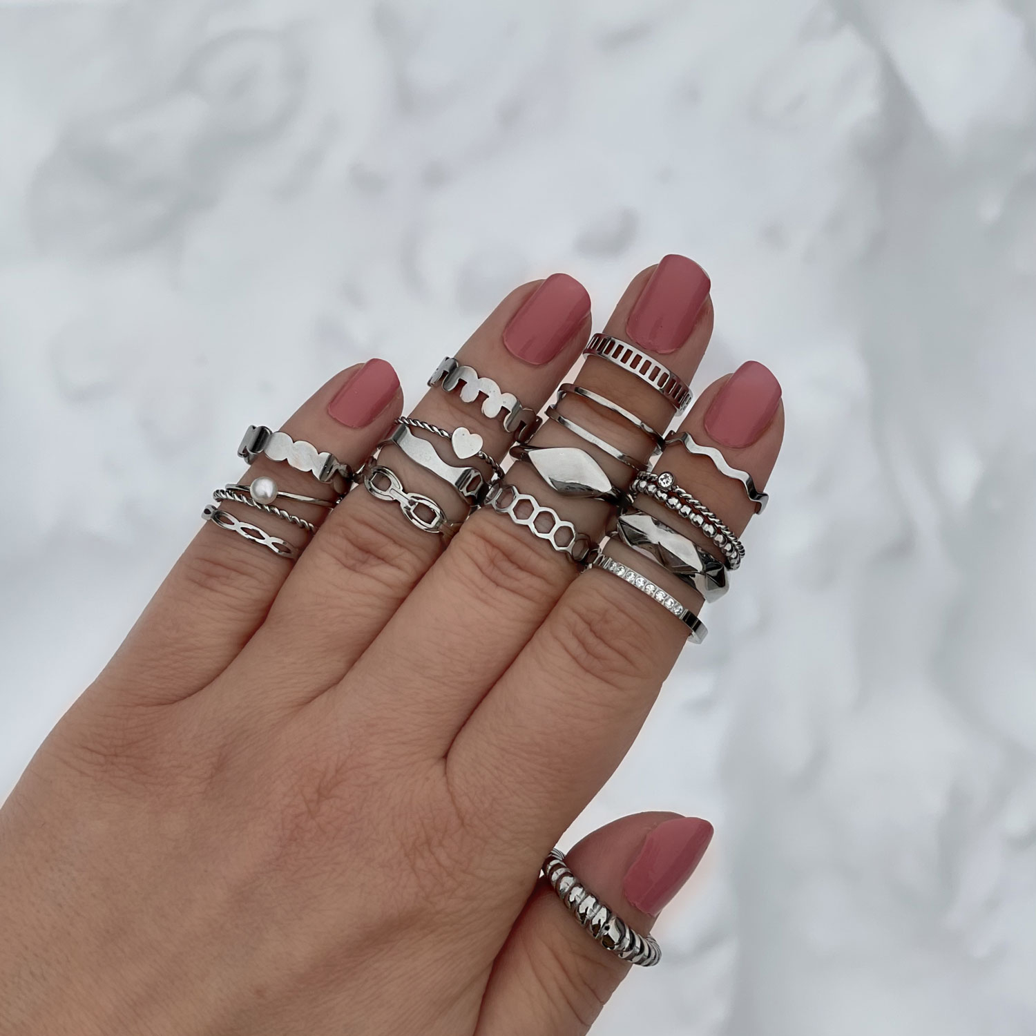 Verschillende sieraden in de hand