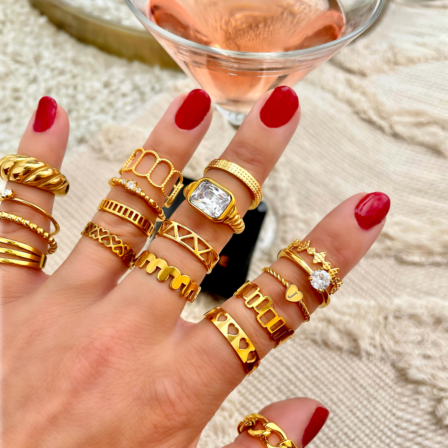 Gouden ringparty met steentjes