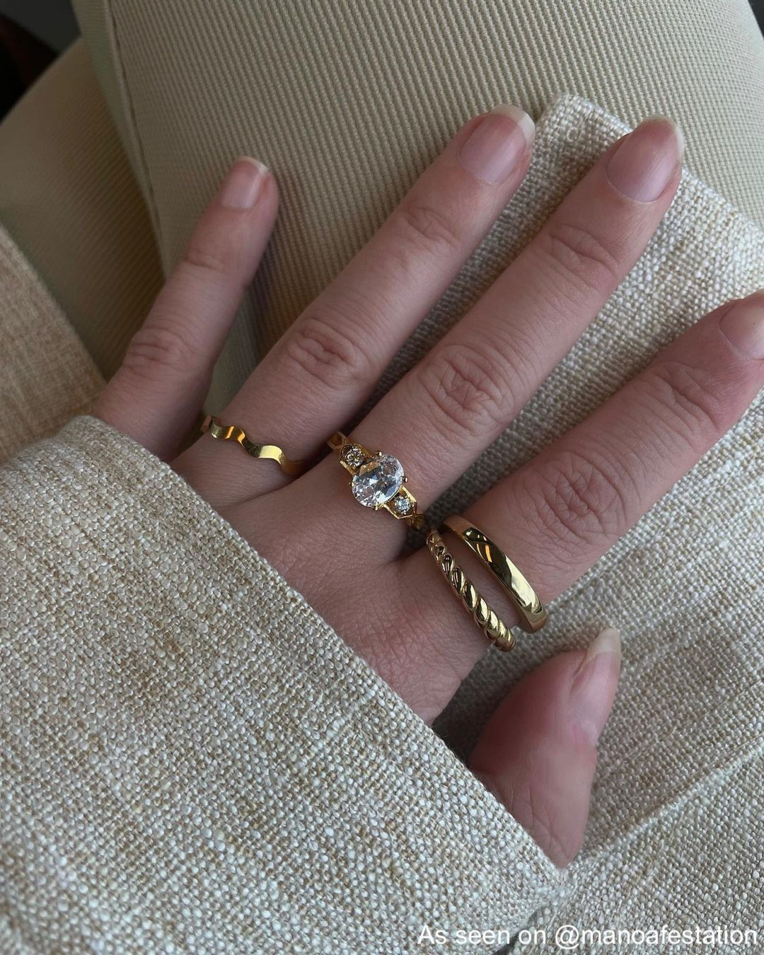 Influencer draagt gouden ringparty