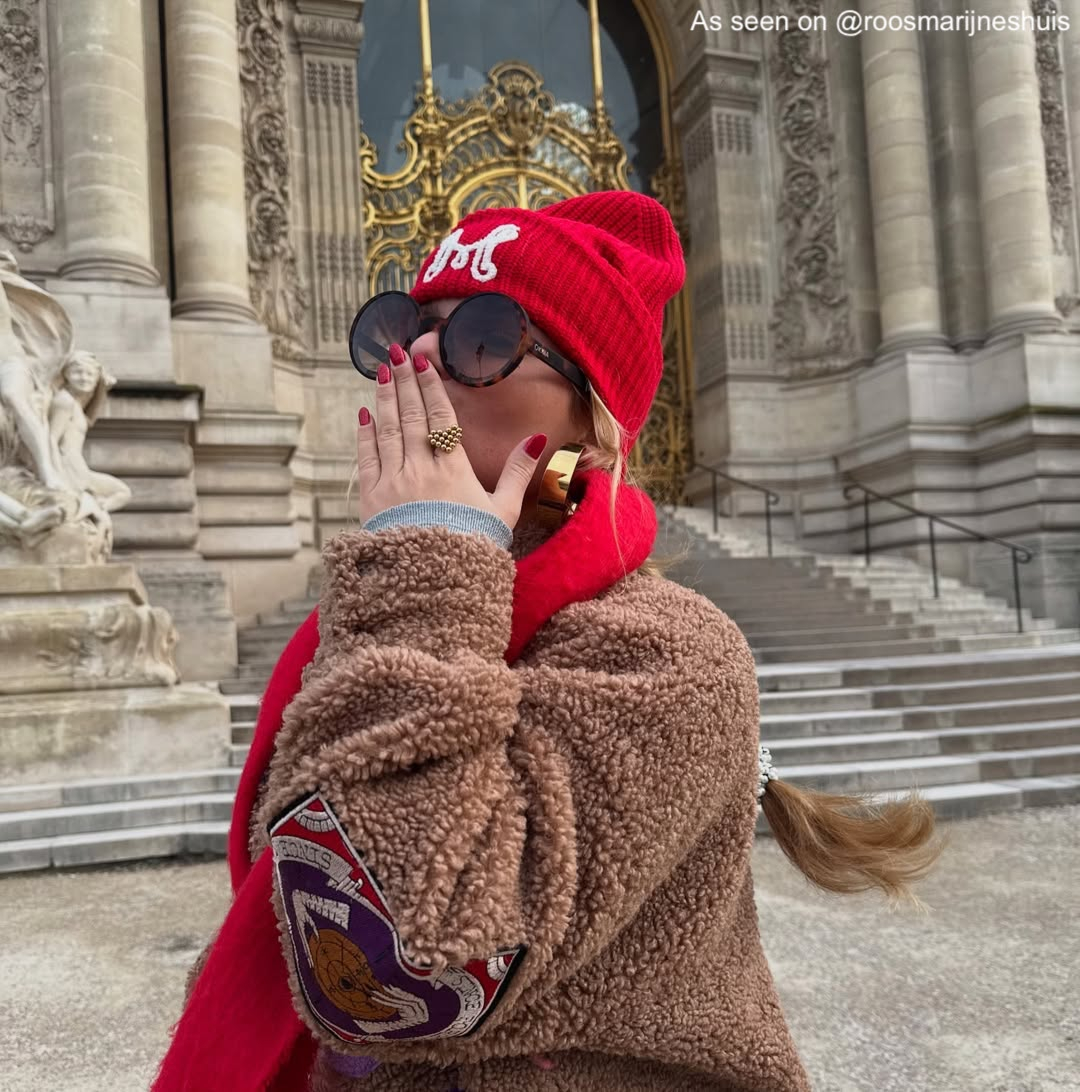 Influencer draagt oorringen big statement