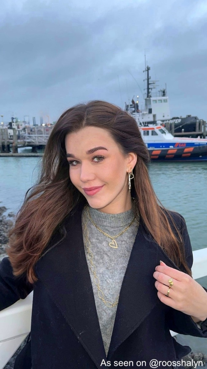 Influencer draagt gouden heart ketting