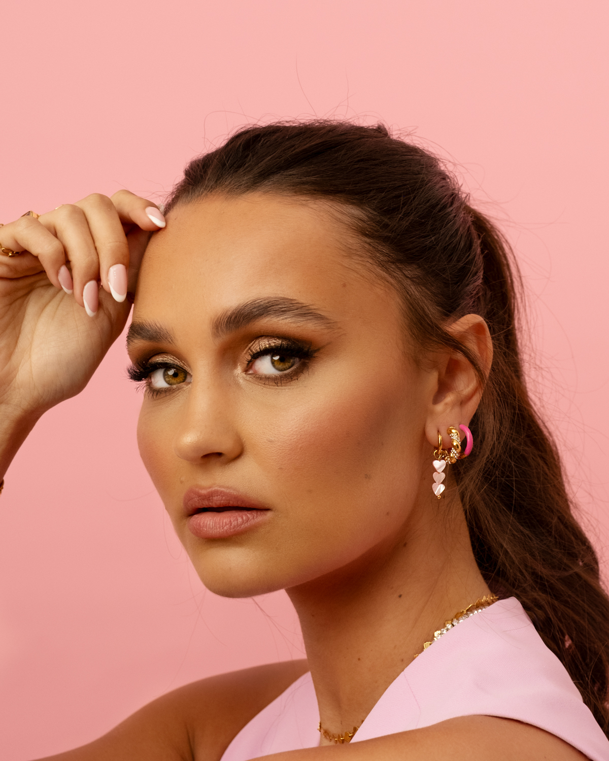Model draagt roze sieraden