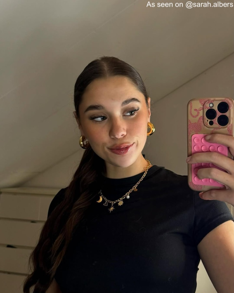 Influencer draagt gouden bedelketting