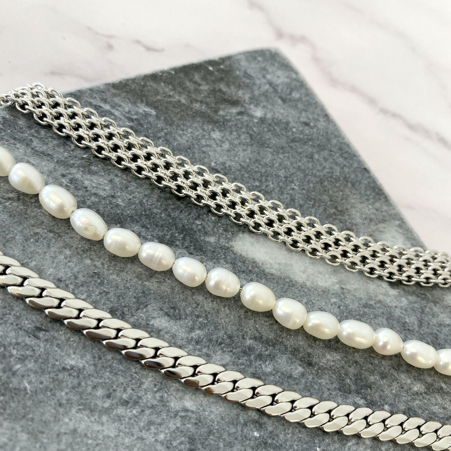 De musthave armbandjes kan je mooi met elkaar mixen