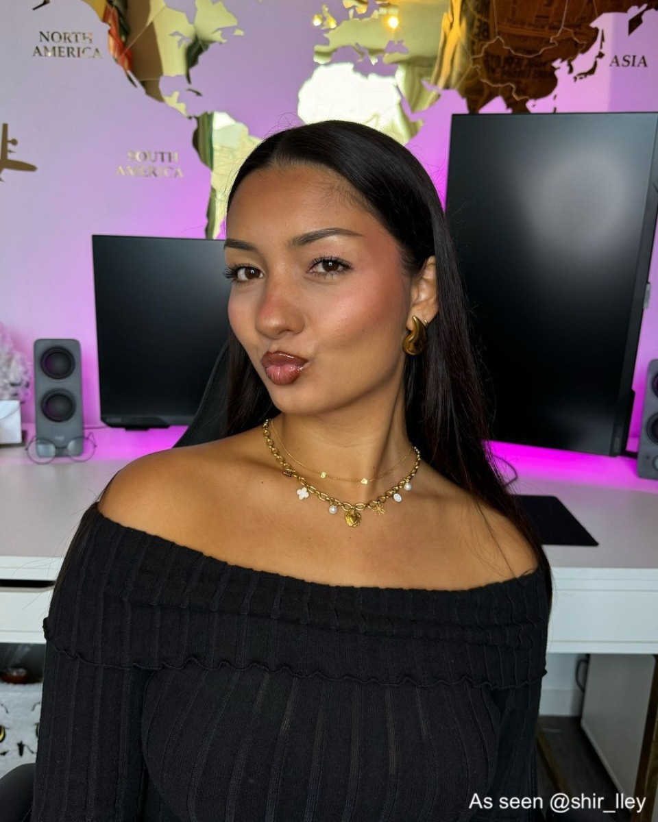 Influencer draagt druppel oorbellen