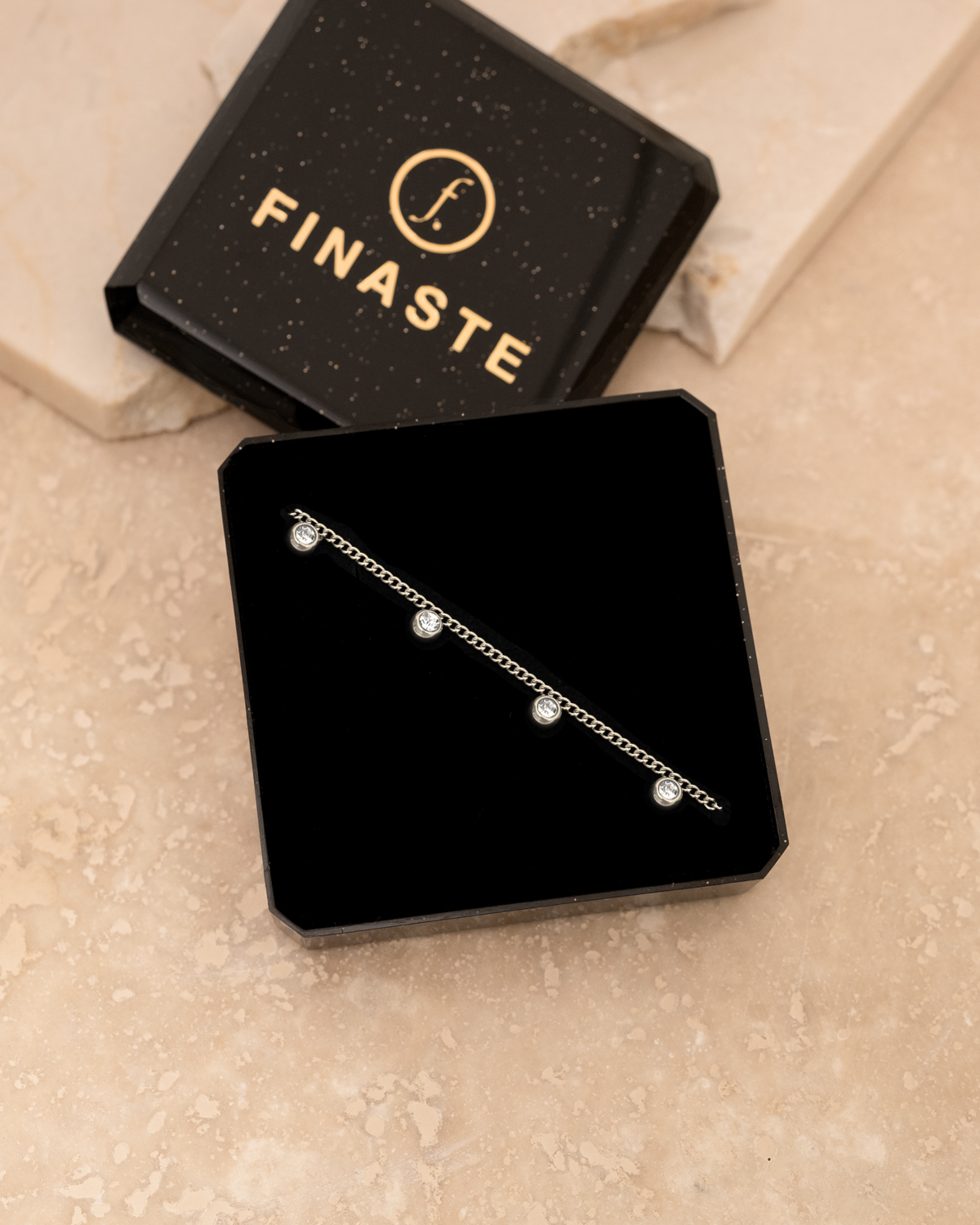 Zilveren armband met steentjes