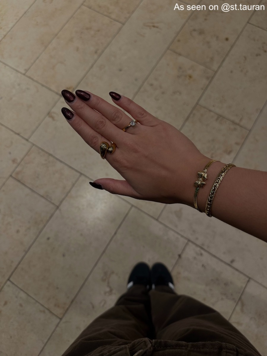 Influencer draagt gouden chunky ring
