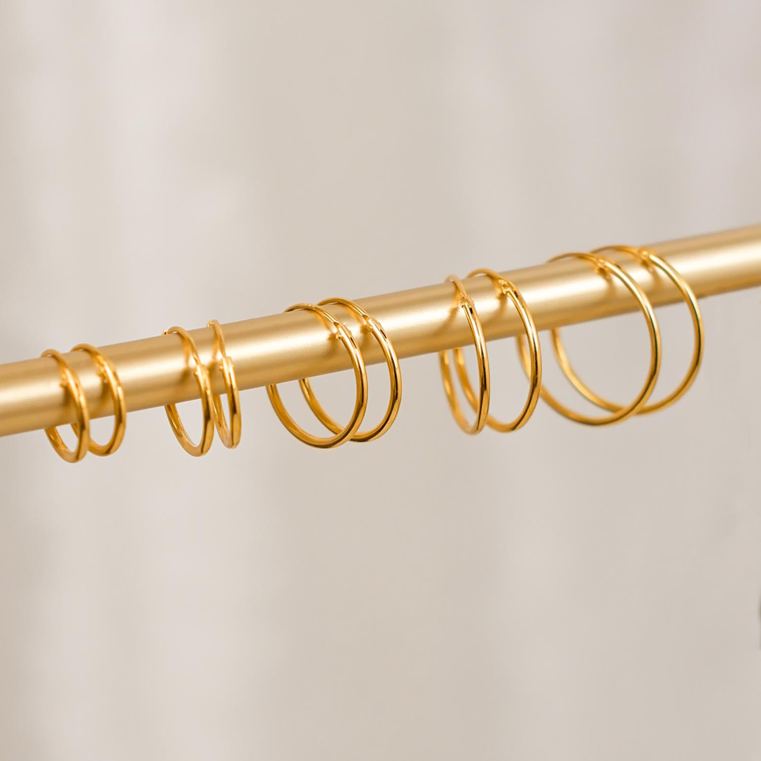 Trendy gouden oorbellen op een hanger om te kopen