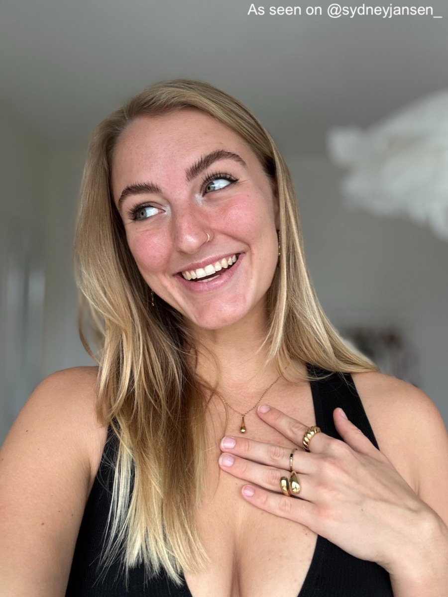 Influencer met gouden ringen