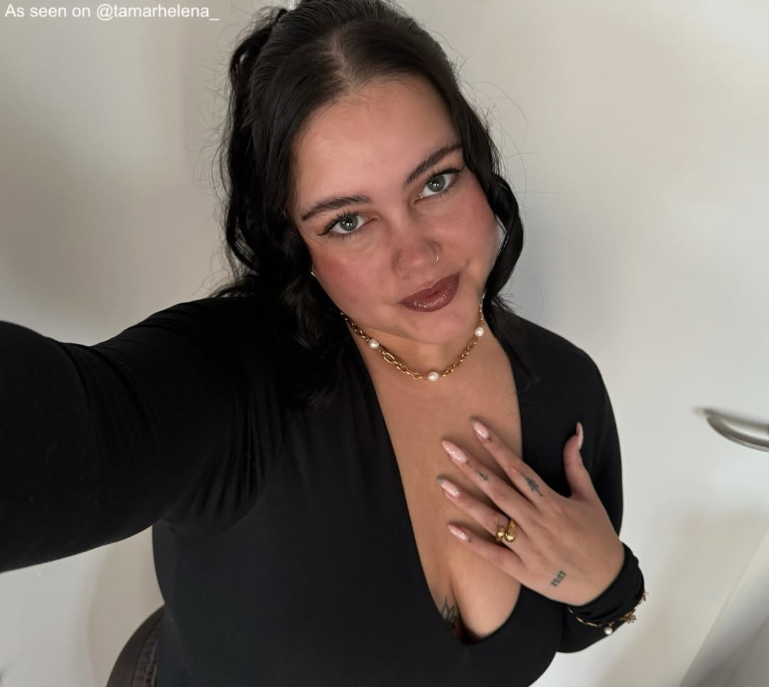 Influencer draagt gouden chunky ring