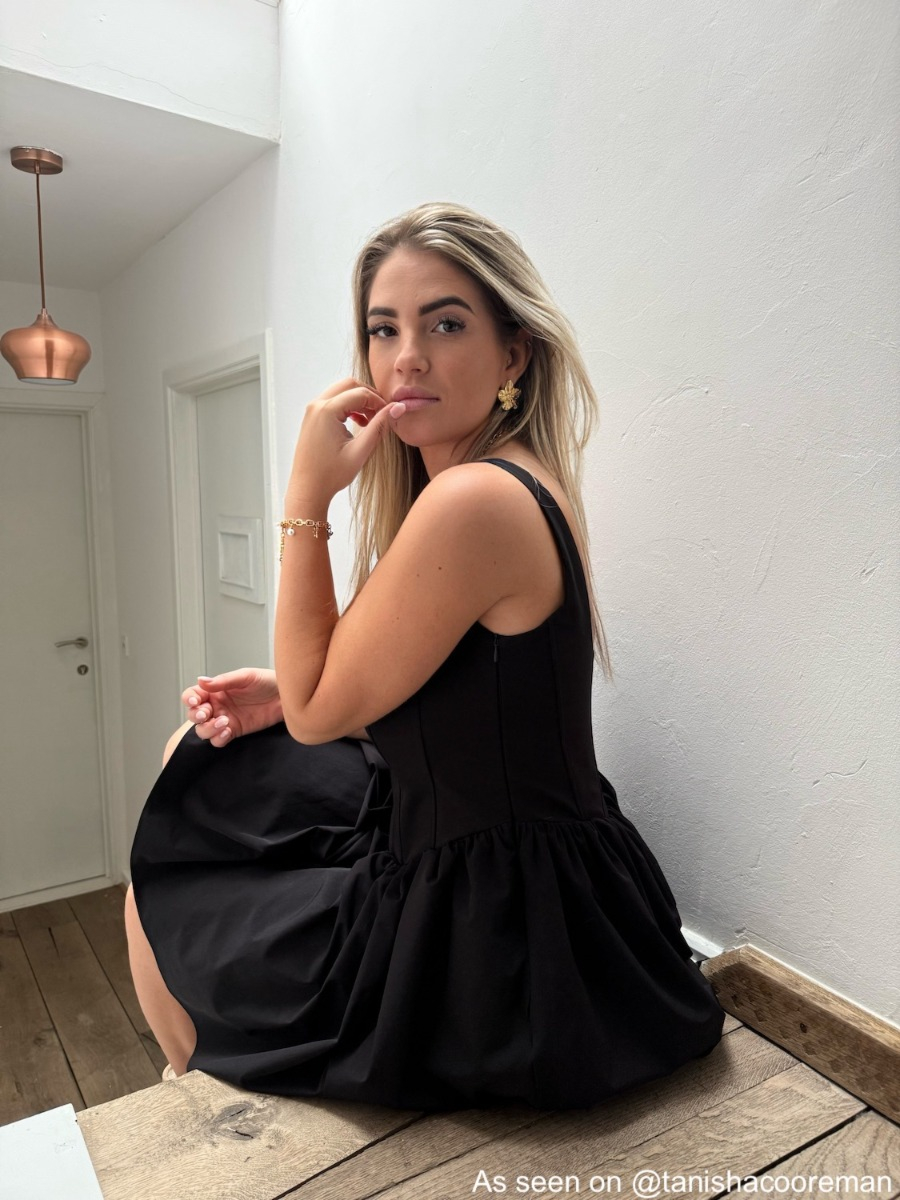 Influencer draagt gouden charm bracelet