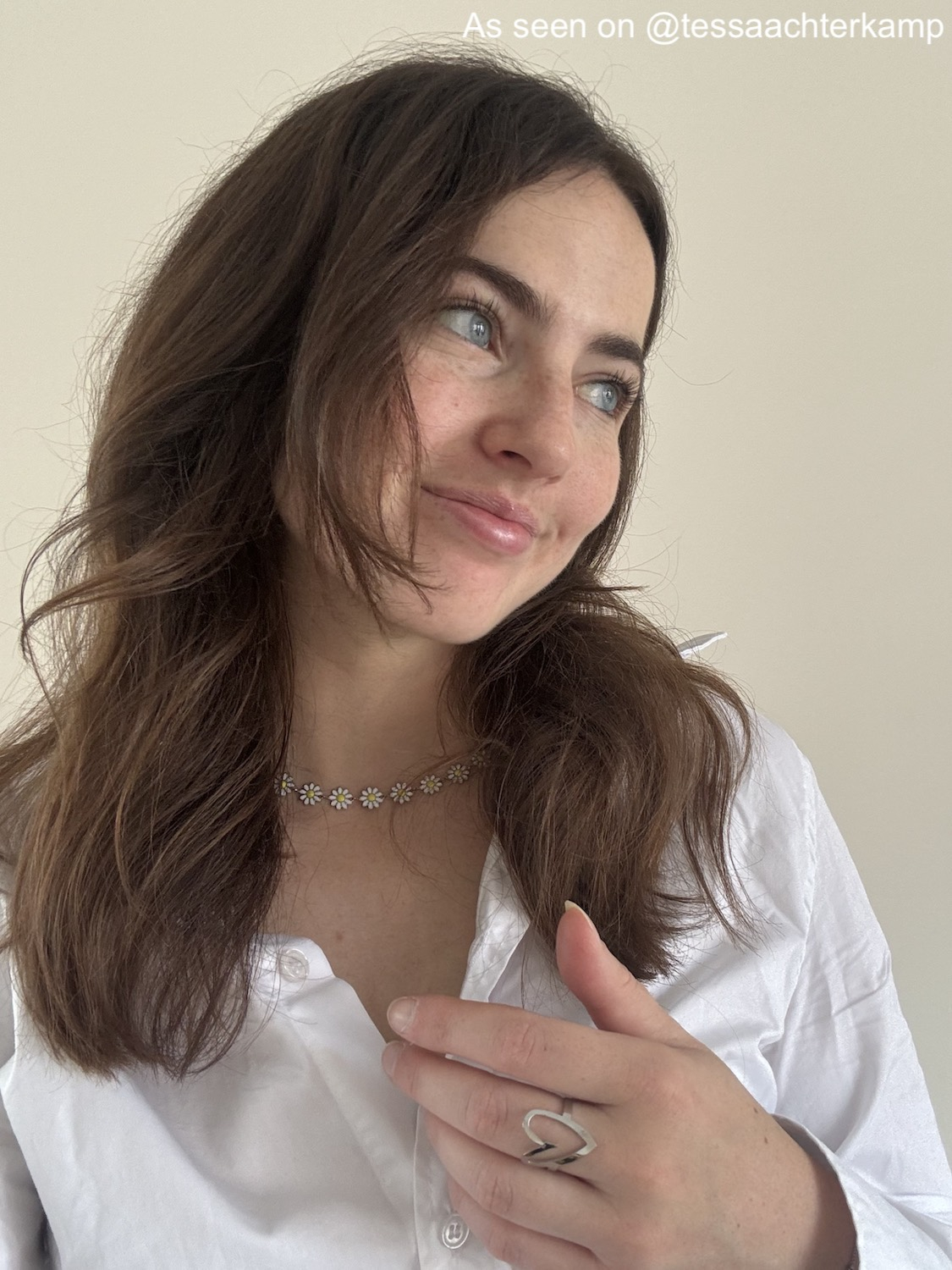 FINASTE influencer draagt zilveren ring