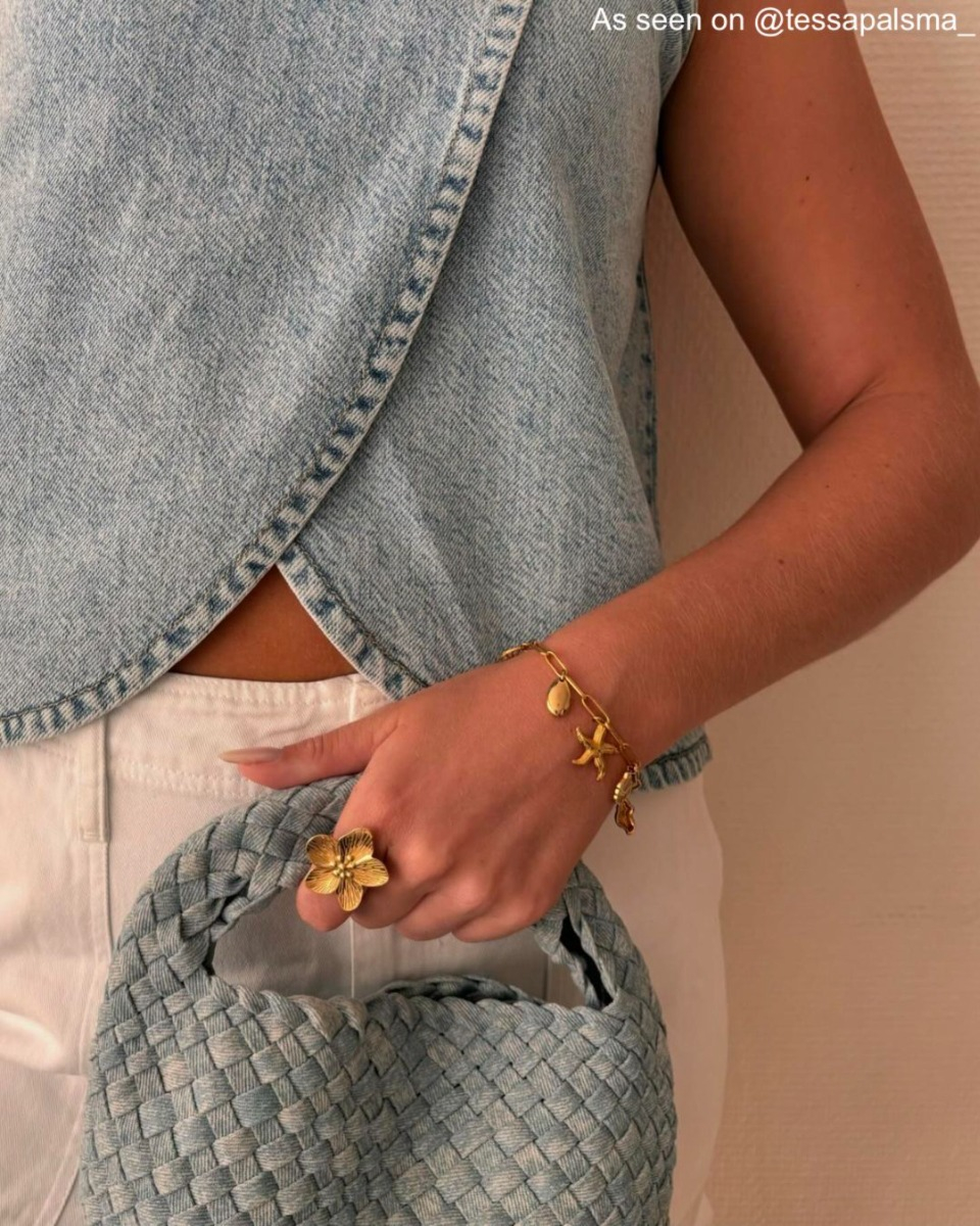 Influencer met gouden sieraden 