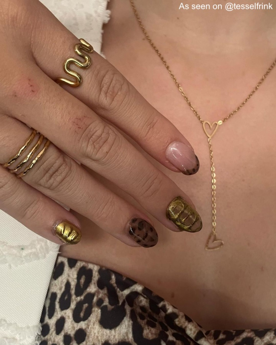 Influencer draagt gouden sieraden 