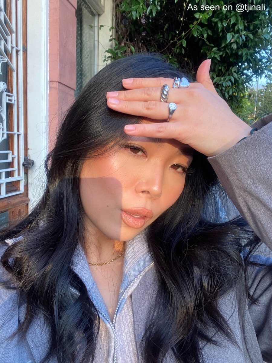 Influencer draagt zilveren sieraden