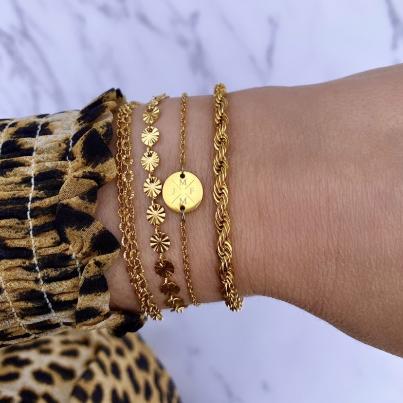 Trendy armcandy om pols bij vrouw