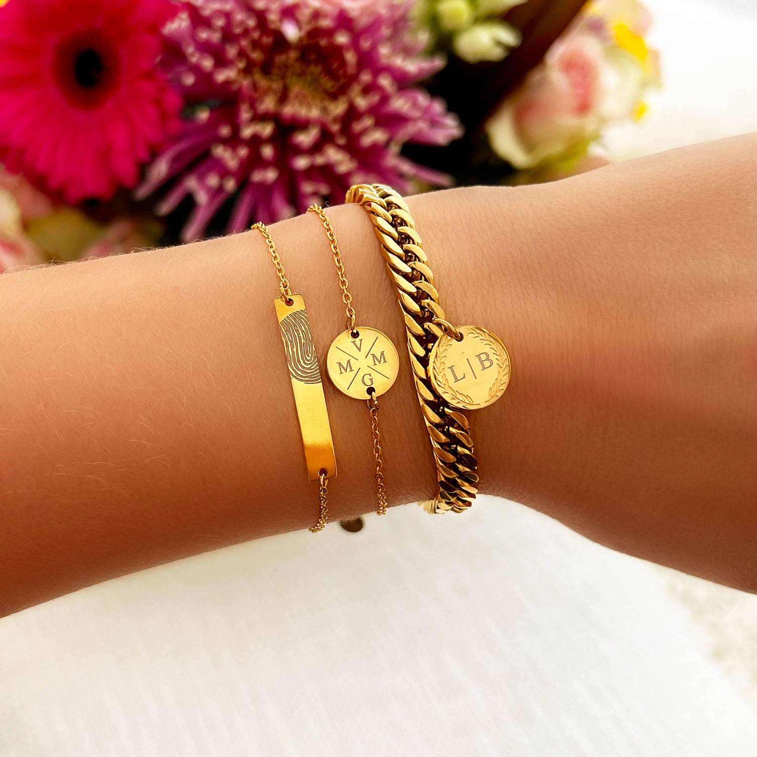 Gouden armparty met vingerafdruk bij vrouw