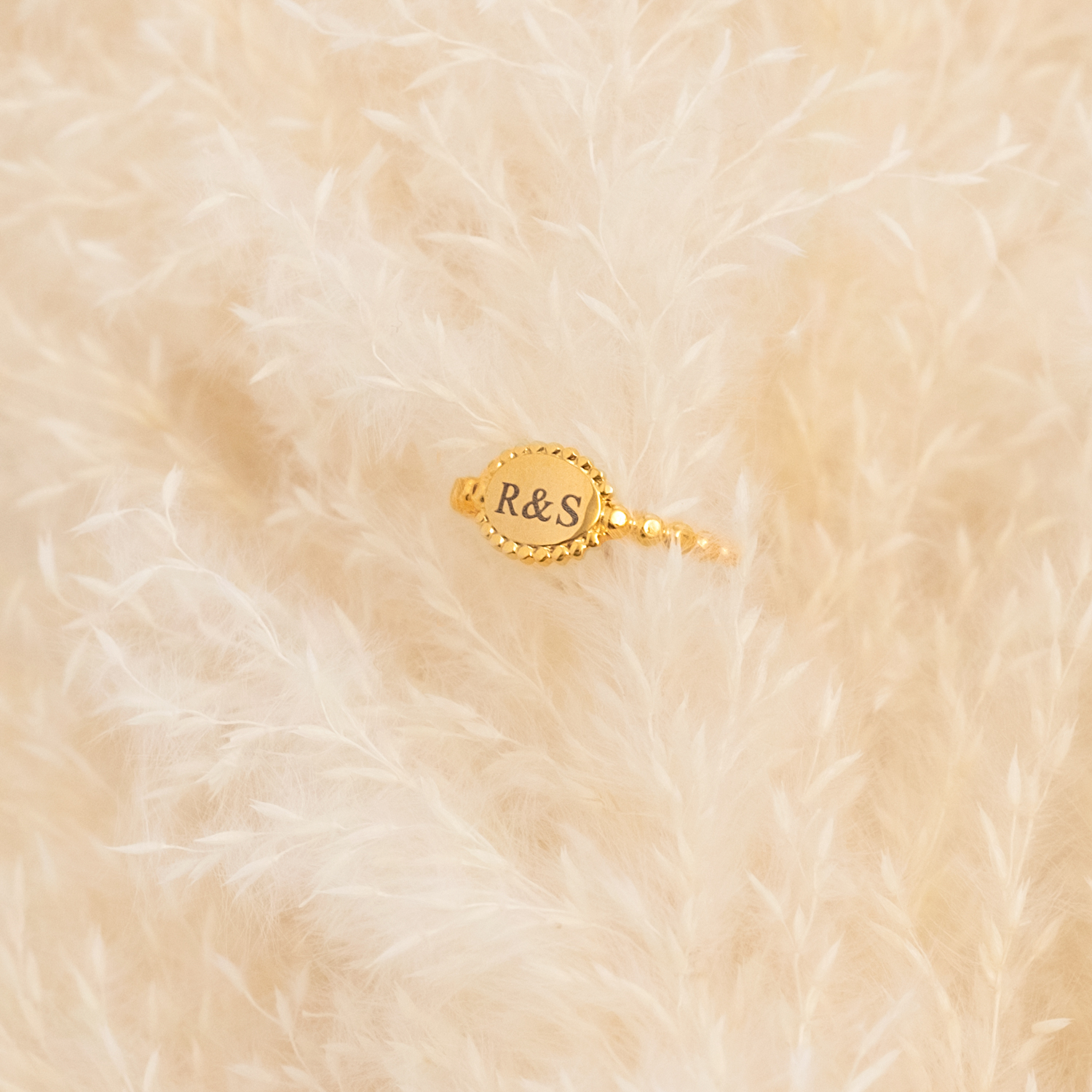 Vintage initial ring in de kleur goud