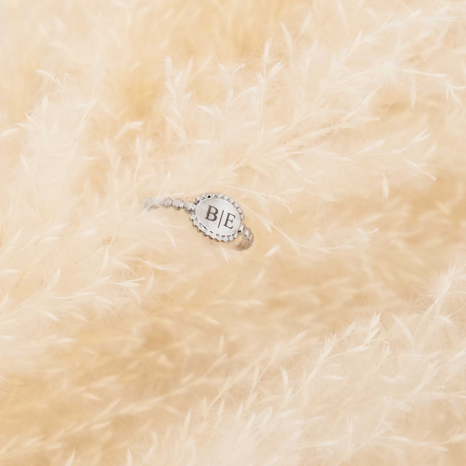 Initial ring vintage in de kleur zilver