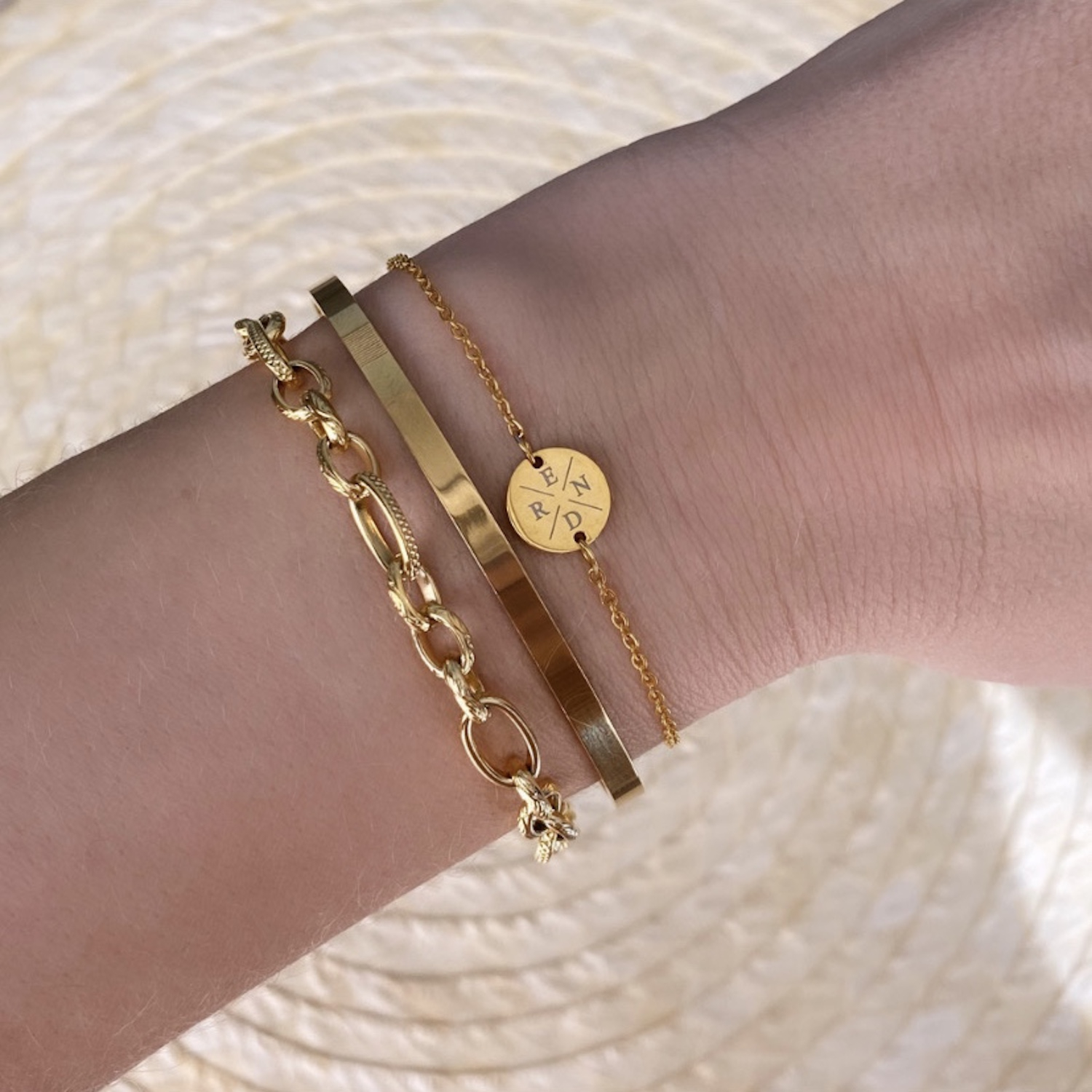 Armcandy om pols bij vrouw in het goud