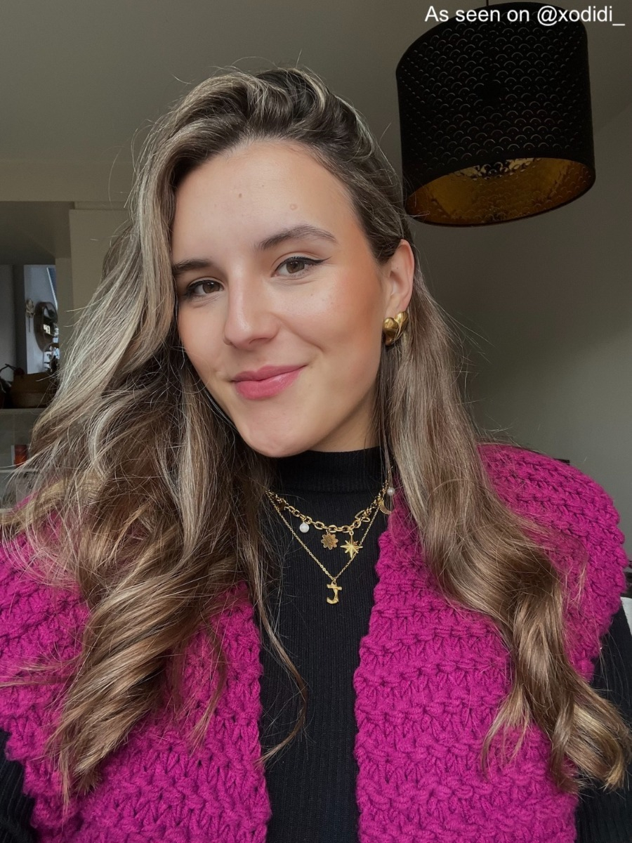 Influencer draagt gouden bedelketting