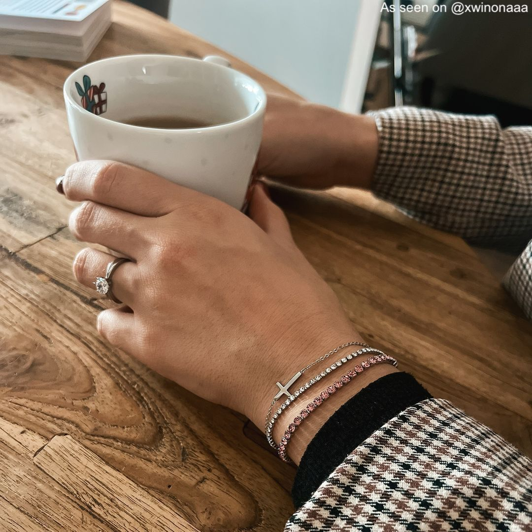 Influencer draagt zilveren sieraden