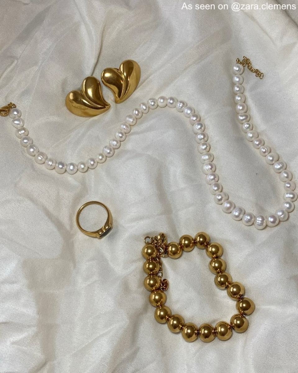 Influencer met bolletjes armband 