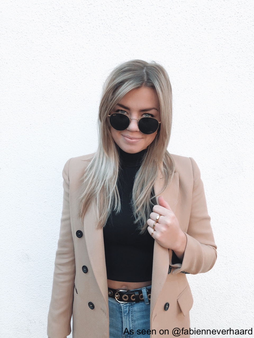 Influencer draagt ovale zegelring