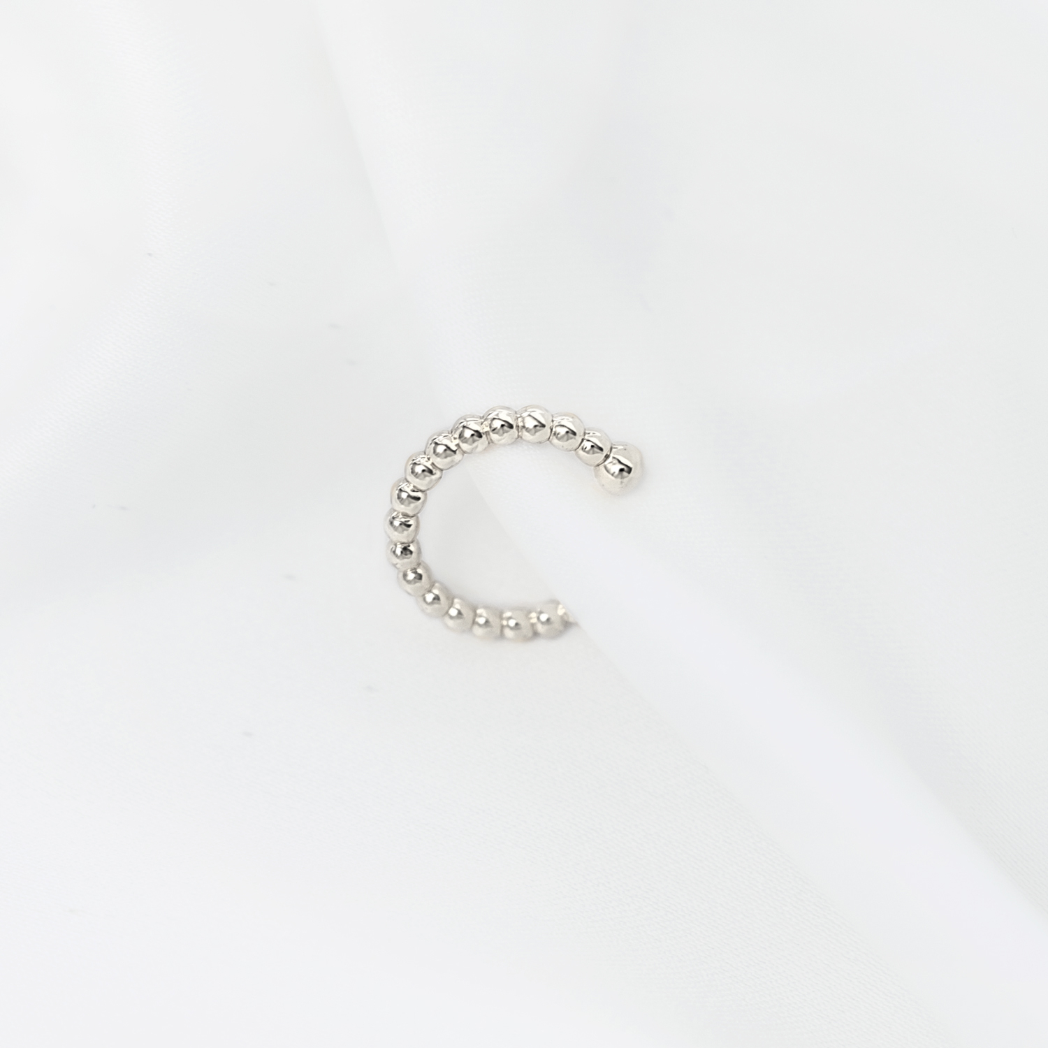 Zilveren ear cuff met bolletjes