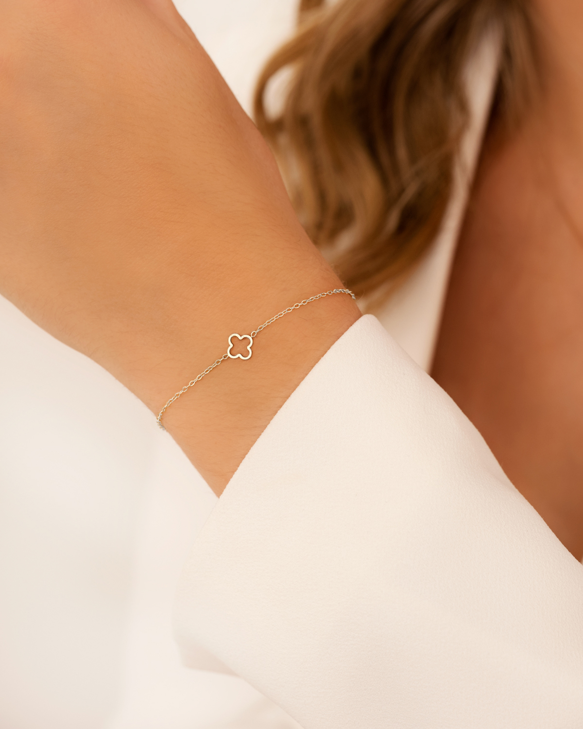 Zilveren armband om pols