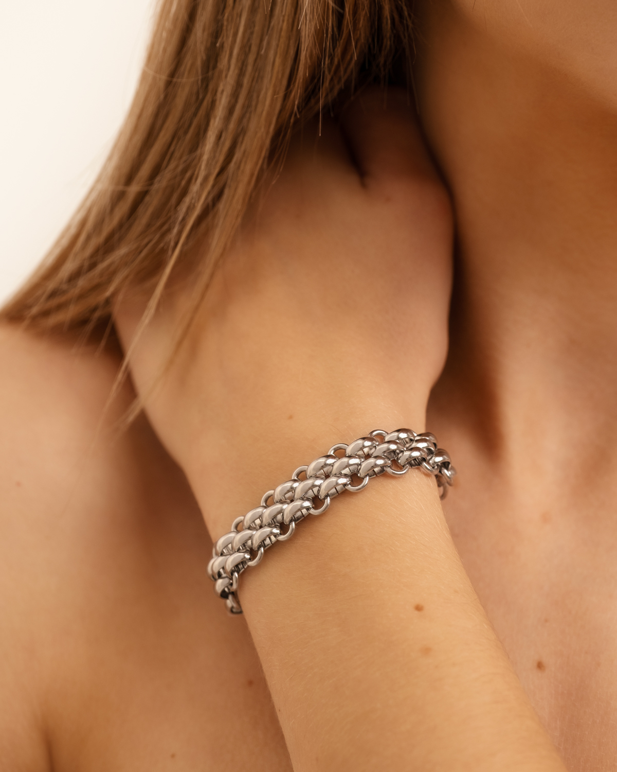 Model draagt zilveren chain armband