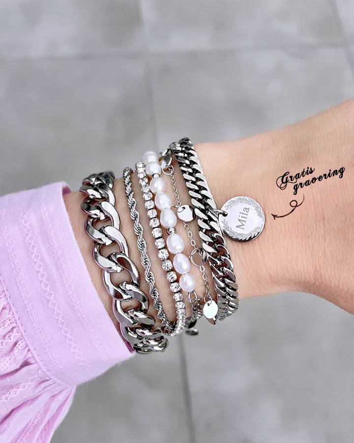 Tennis armband gemixt met andere armbanden om pols