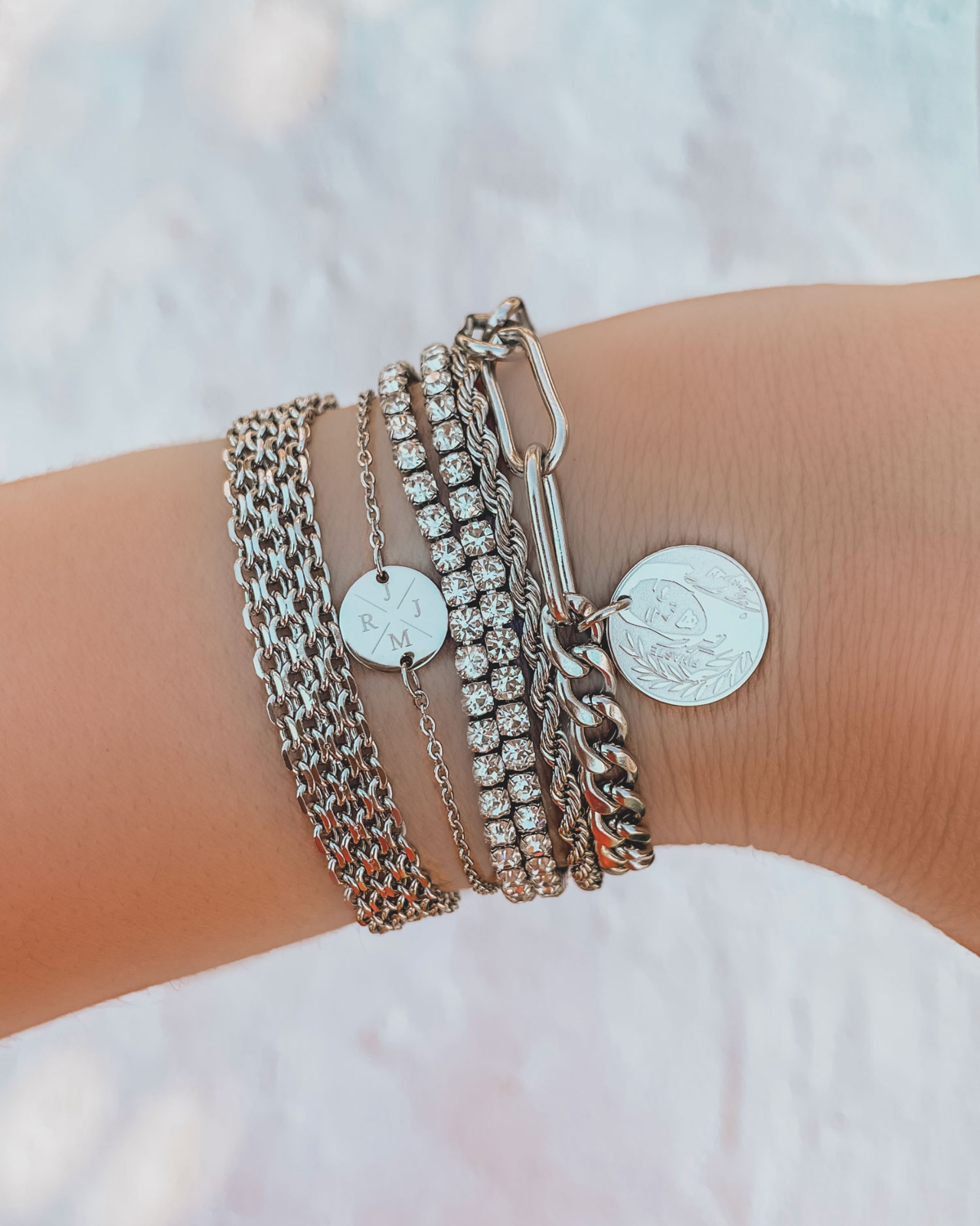 zilveren armparty met tennis sieraden