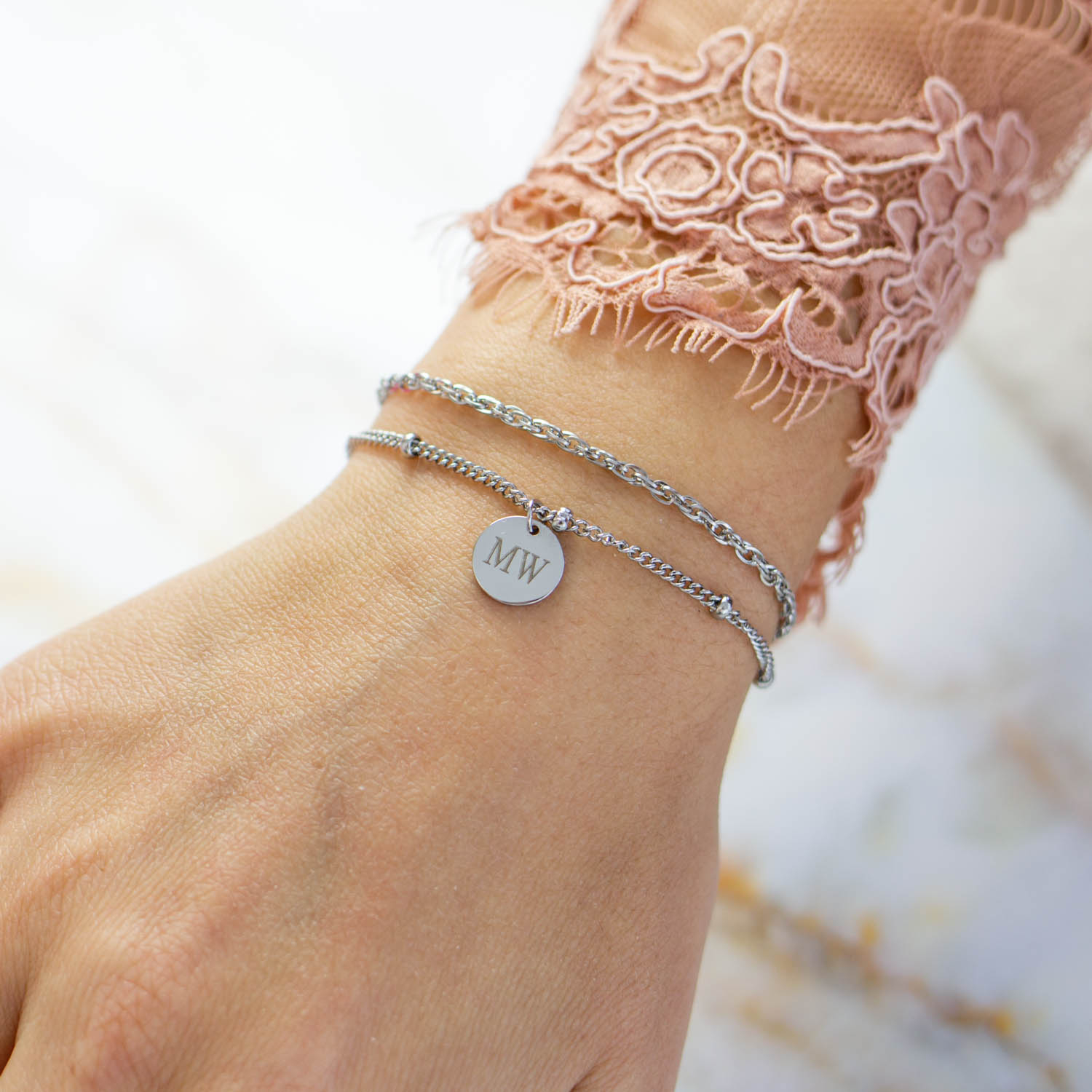 Pols met kanten top met zilveren armbandjes