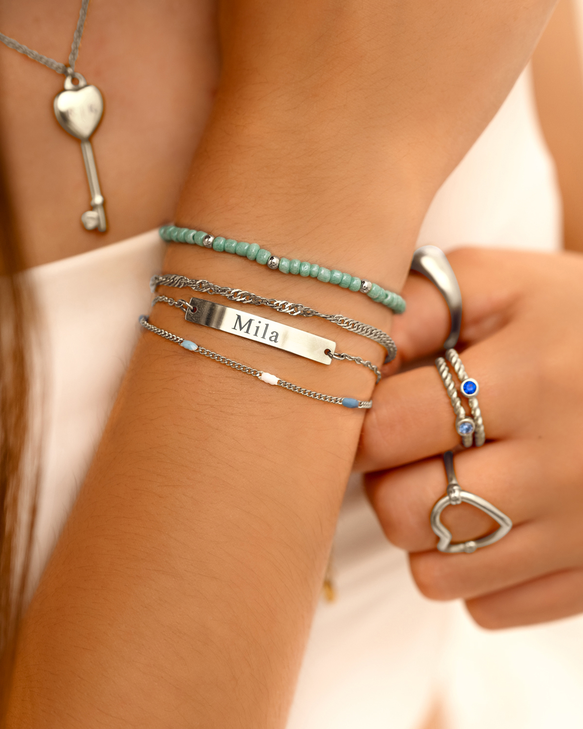 Mix van zilveren armbanden en ringen