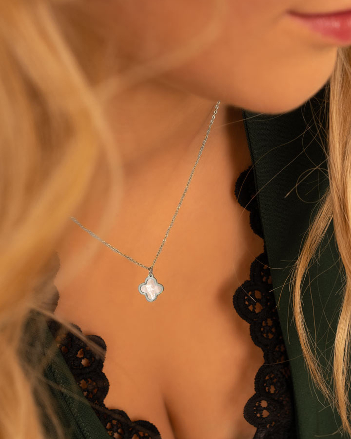 Clover ketting sea shell om hals van model