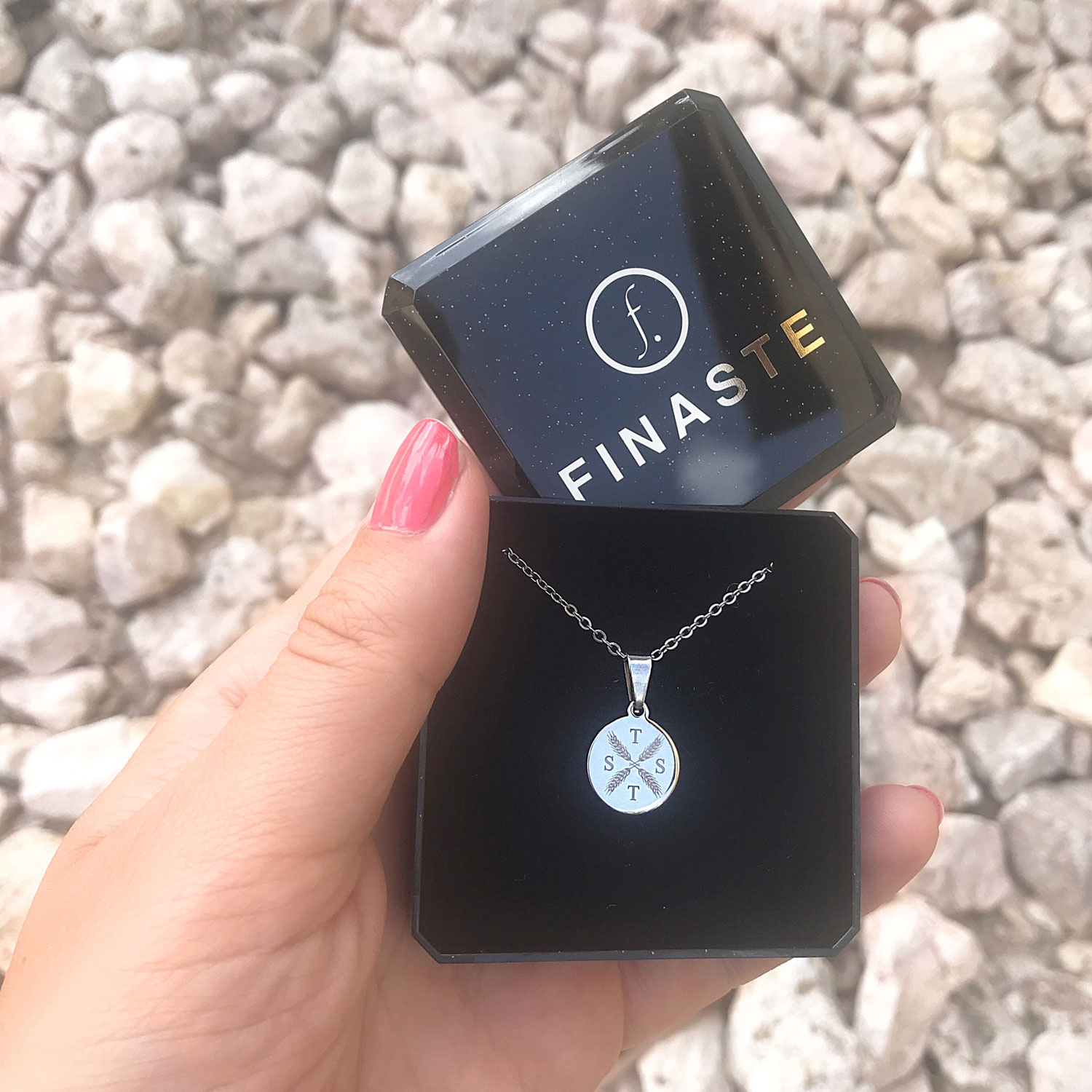 mooie ketting met letters in een sieradendoosje