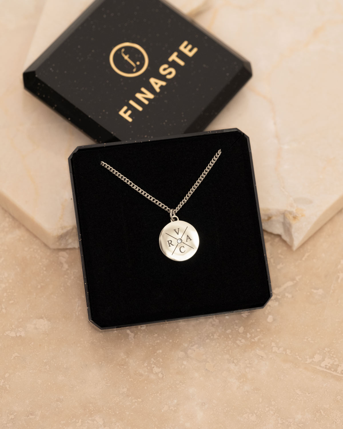 Initial ketting met 4 letters in sieradendoosje