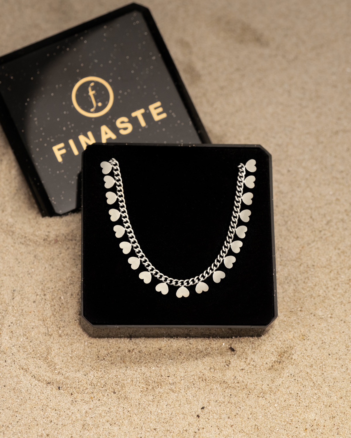 zilveren hartjes ketting in Finaste sieradendoosje 