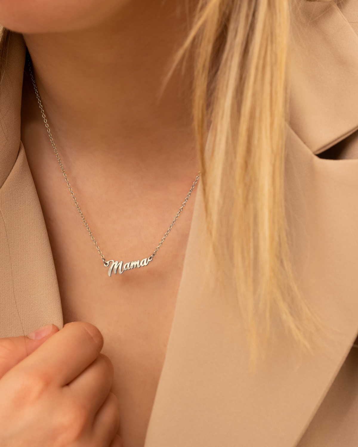 Zilveren mama ketting bij model