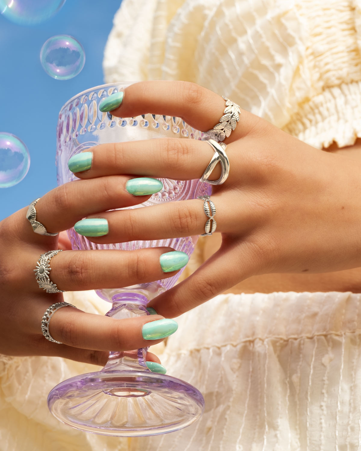 Mix van zilveren ringen om vingers