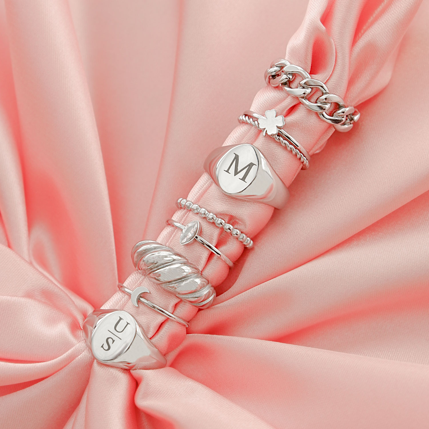 trendy ringen op een roze satijnen doek