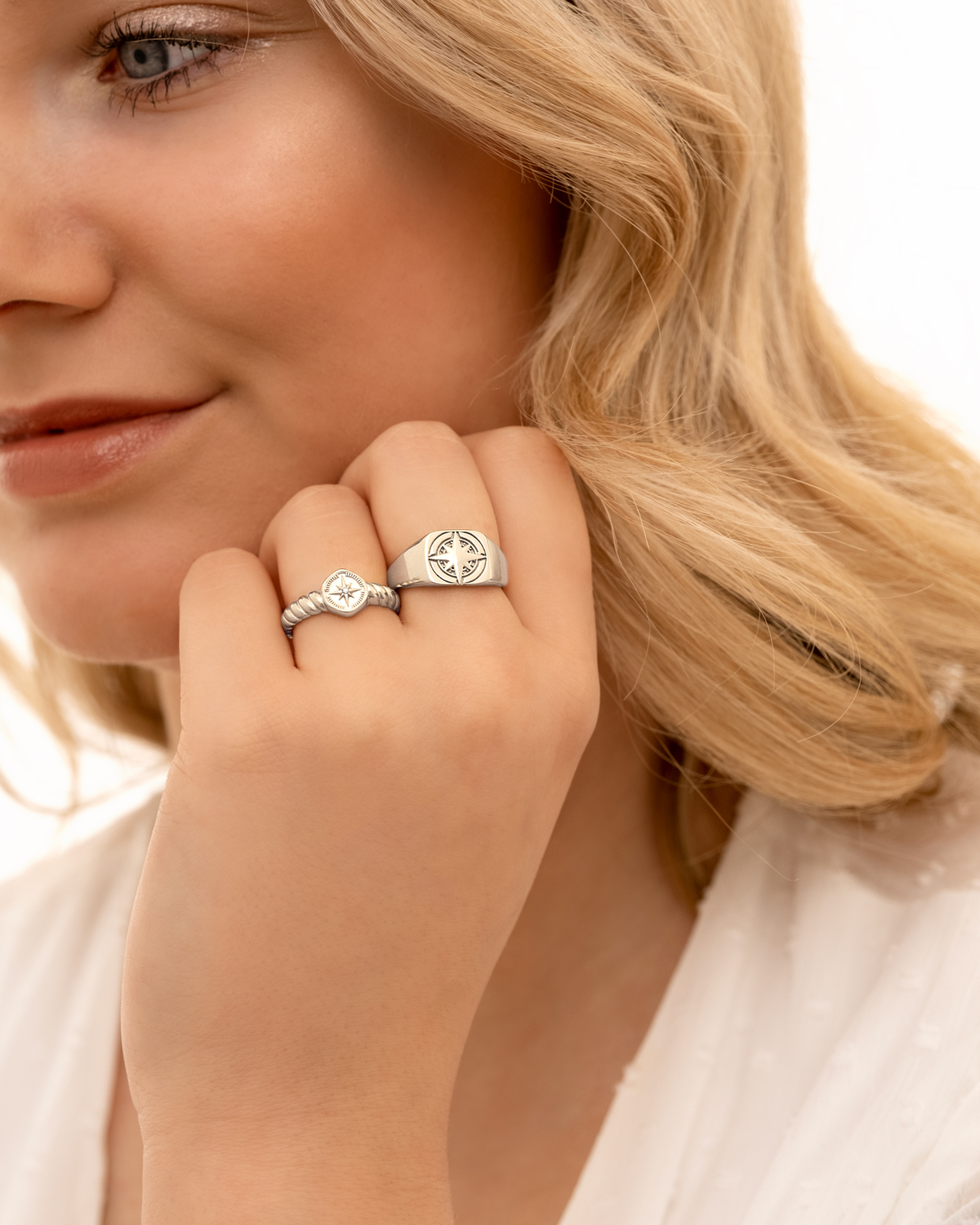 zilveren ringen met compass om hand van model