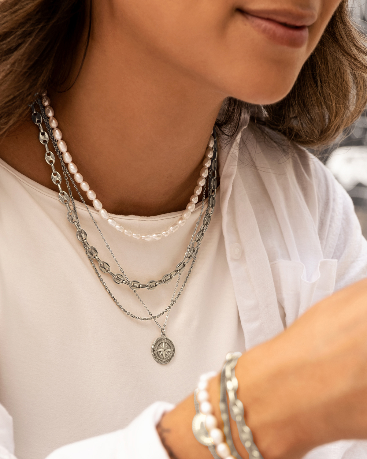 Model draagt zilveren necklaceparty