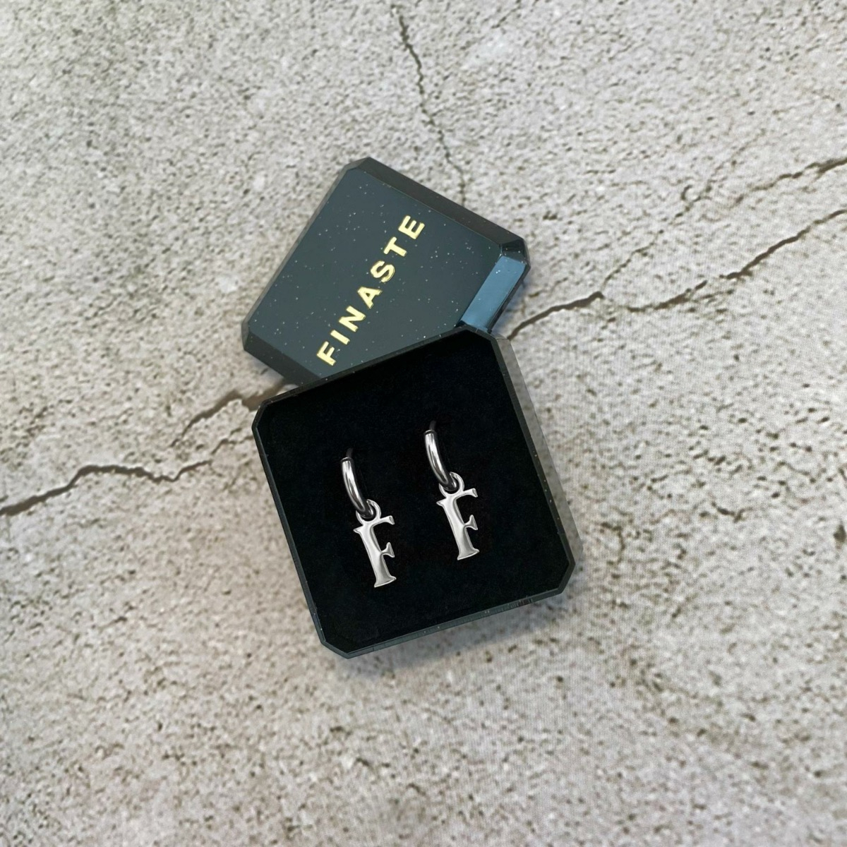 Oorringetjes met initial kleur zilver