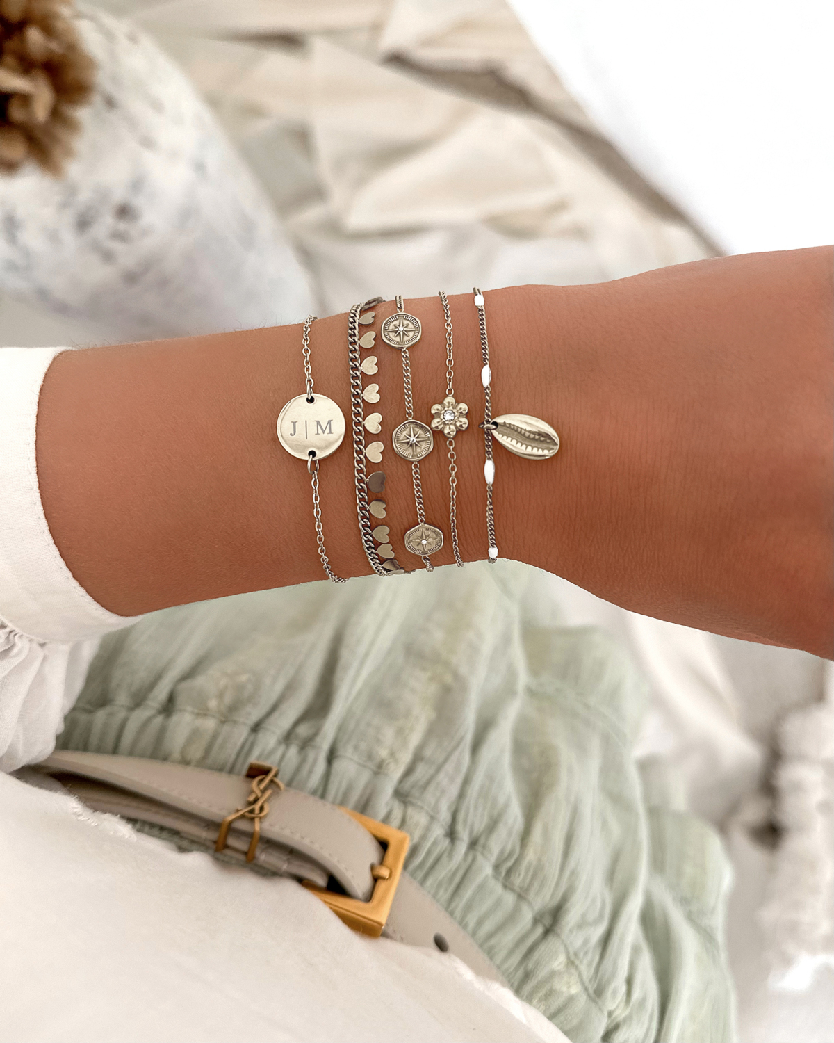 Model draagt zilveren armbanden mix